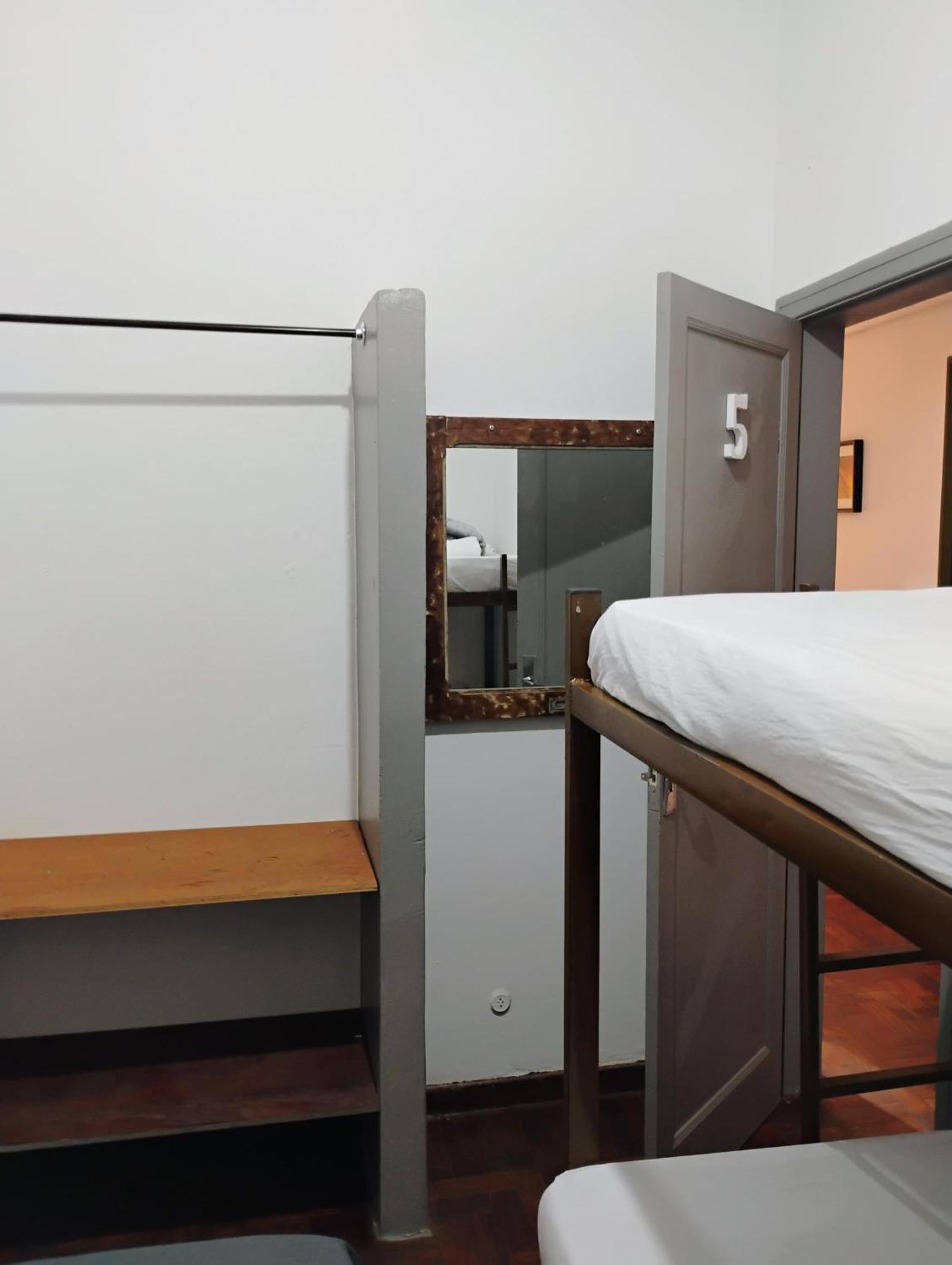 Quarto Triplo Básico com Banheiro Compartilhado